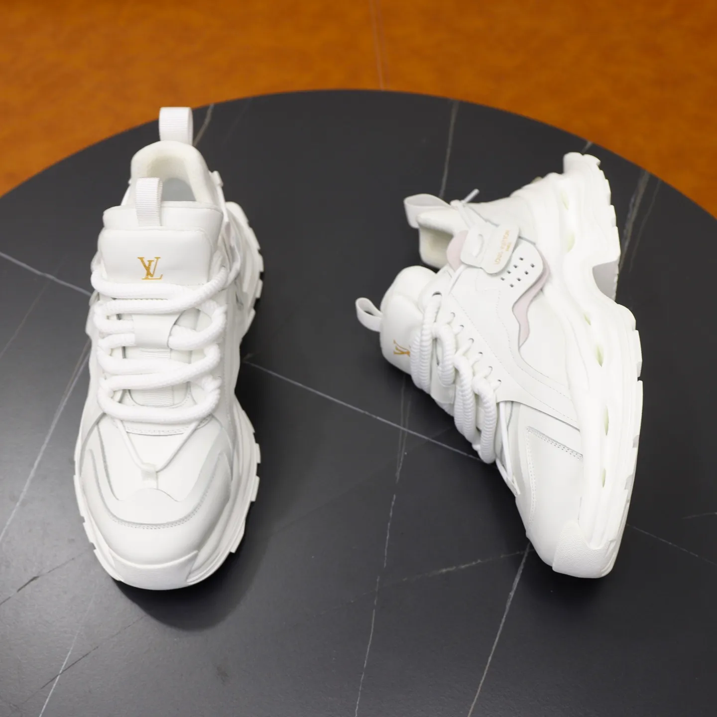 Ex-factory price: 600💰【LV】Louis Vuitton is a high-end brand of men's shoes, new model on the market, top luxury brand, the latest fashionable casual men's shoes, a trendy and versatile style, relaxed and sporty, with calfskin upper and ultra-fine workmanship. The original personalized fashionable rubber wear-resistant outsole is light and comfortable on the foot. Code number: 39-44 (45, 46 customized)